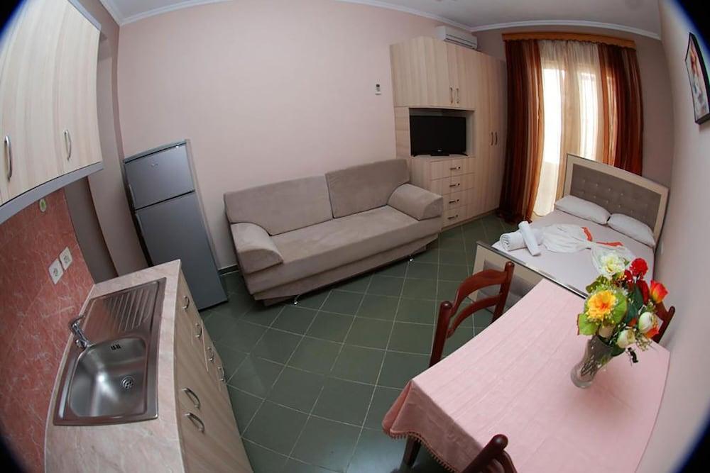 Alvin Apartment *