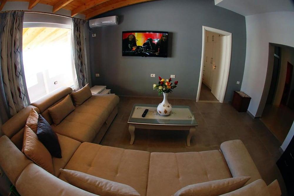 Alvin Apartment *