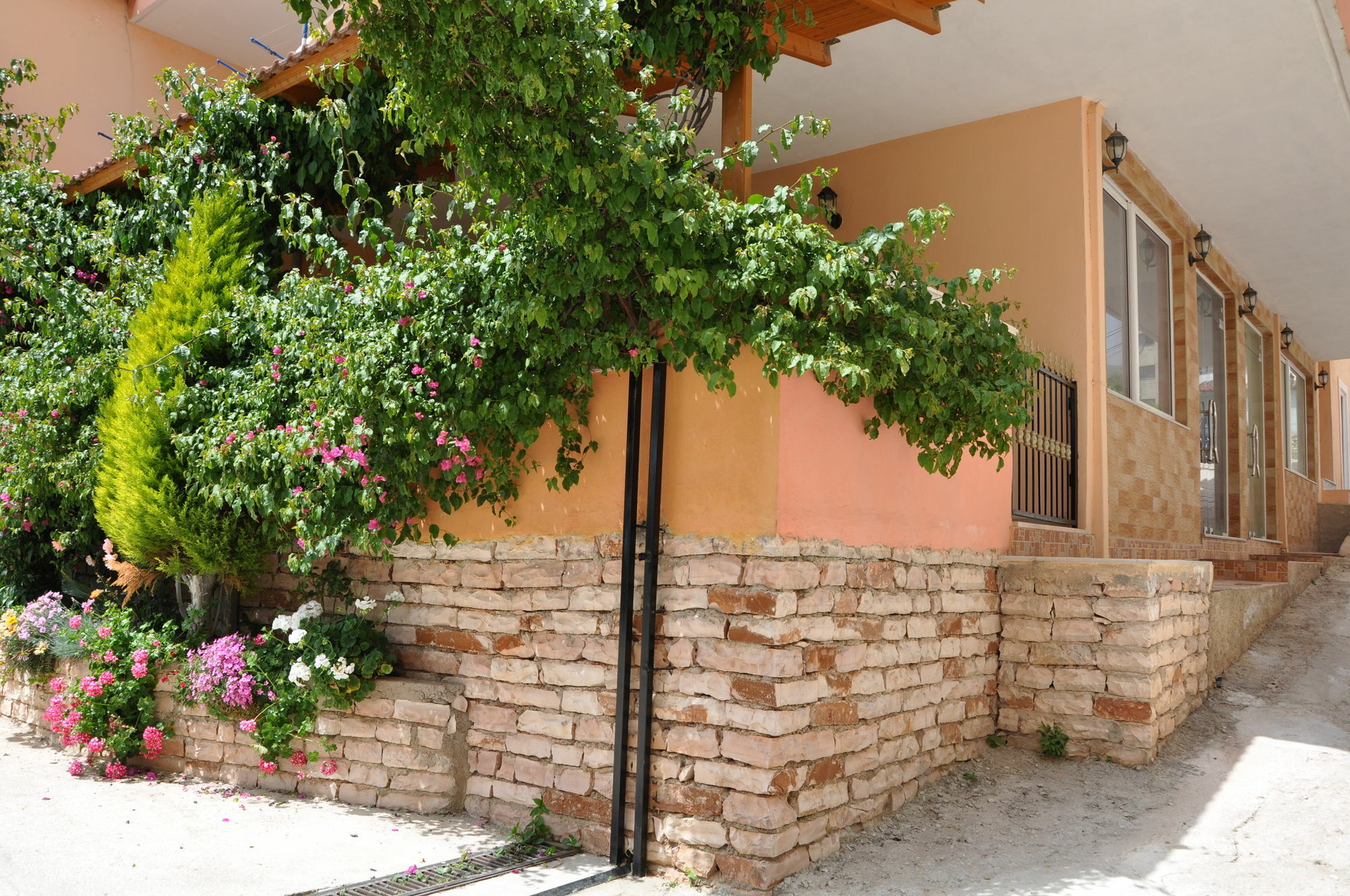 Alvin Apartment *